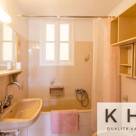 Апартаменты Eleni's Super Central Apartments! 5 Minutes Walking From Everything!