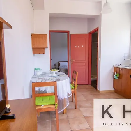 Eleni's Super Central Apartments! 5 Minutes Walking From Everything!