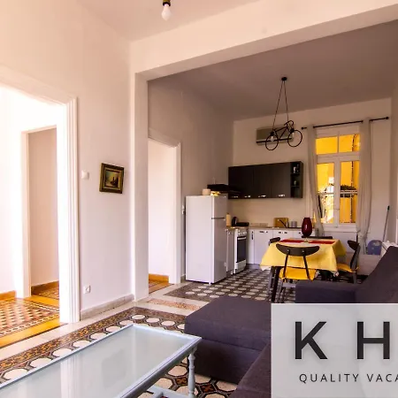 Eleni's Super Central Apartments! 5 Minutes Walking From Everything! *