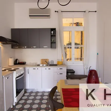 Eleni's Super Central Apartments! 5 Minutes Walking From Everything!