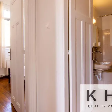 Eleni's Super Central Apartments! 5 Minutes Walking From Everything!