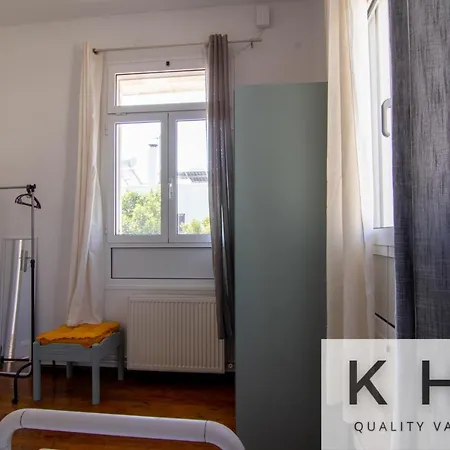 Eleni's Super Central Apartments! 5 Minutes Walking From Everything!