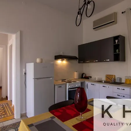 Eleni's Super Central Apartments! 5 Minutes Walking From Everything! Appartamento