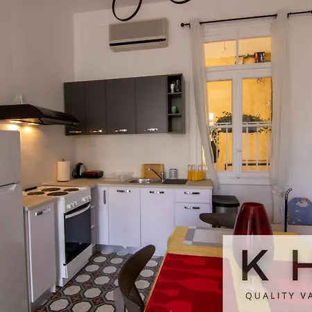 Eleni's Super Central Apartments! 5 Minutes Walking From Everything! شقة